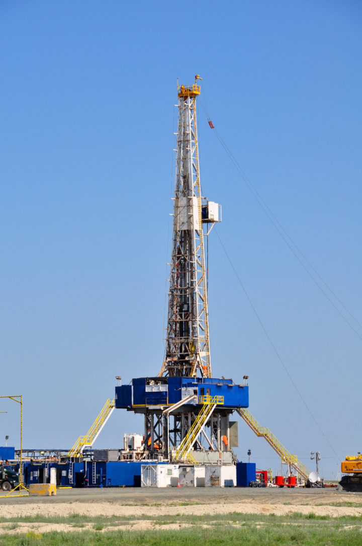 Picture of fracking rig in a field in the USA